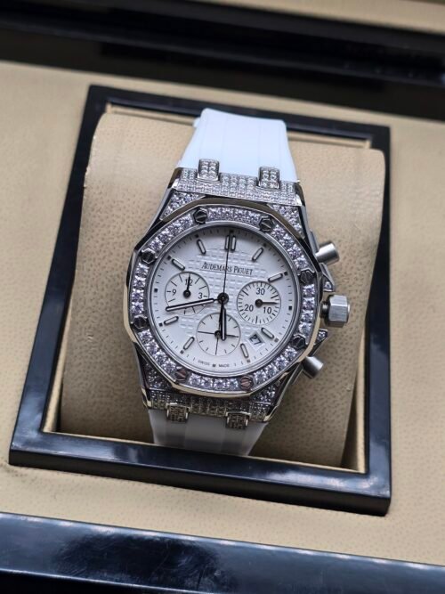 Audemars Piguet — cronógrafo con esfera blanca, caja con brillantes y correa blanca
