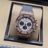 Audemars Piguet — cronógrafo con esfera blanca y subesferas negras, caja oro rosa con brillantes y correa gris