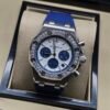 Audemars Piguet — cronógrafo con esfera blanca y subesferas azules, bisel con brillantes y correa azul