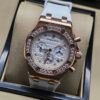 Audemars Piguet — cronógrafo con esfera blanca, caja oro rosa con brillantes y correa gris clara