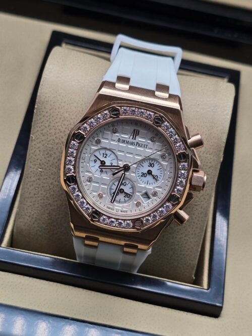 Audemars Piguet — cronógrafo con esfera blanca, caja oro rosa con brillantes y correa gris clara