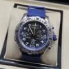 Breitling — cronógrafo con esfera negra, detalles azules, caja de acero y correa azul
