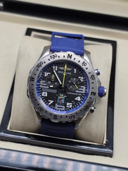 Breitling — cronógrafo con esfera negra, detalles azules, caja de acero y correa azul