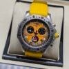 Breitling — cronógrafo con esfera amarilla y subesferas negras, caja de acero y correa amarilla