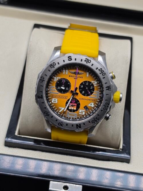 Breitling — cronógrafo con esfera amarilla y subesferas negras, caja de acero y correa amarilla