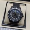 Breitling — cronógrafo negro con detalles azules y correa negra