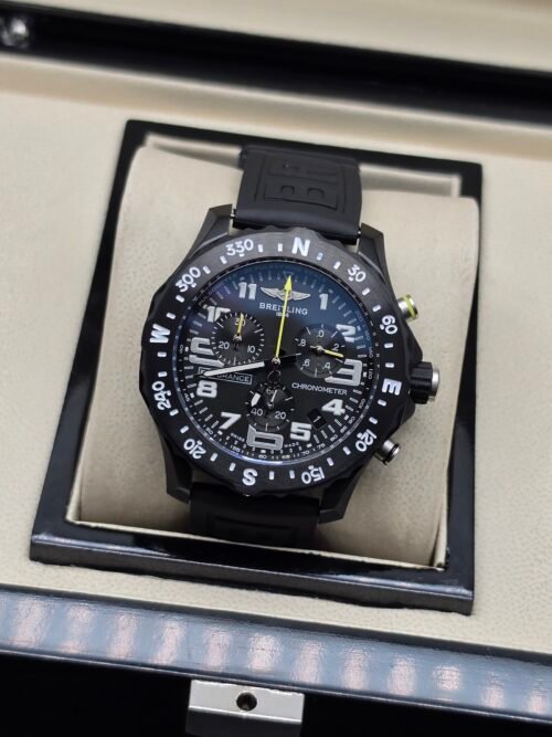 Breitling — cronógrafo negro con detalles azules y correa negra