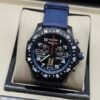 Breitling — cronógrafo negro con detalles azules y correa azul oscura