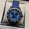 Breitling — cronógrafo con esfera azul, subesferas negras y correa azul oscura