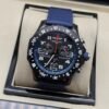 Breitling — cronógrafo negro con aro azul y correa azul oscura