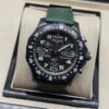 Breitling — cronógrafo negro con aro verde y correa verde