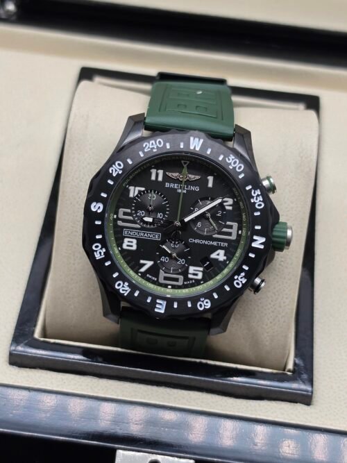 Breitling — cronógrafo negro con aro verde y correa verde