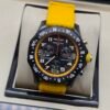 Breitling — cronógrafo negro con aro amarillo y correa amarilla
