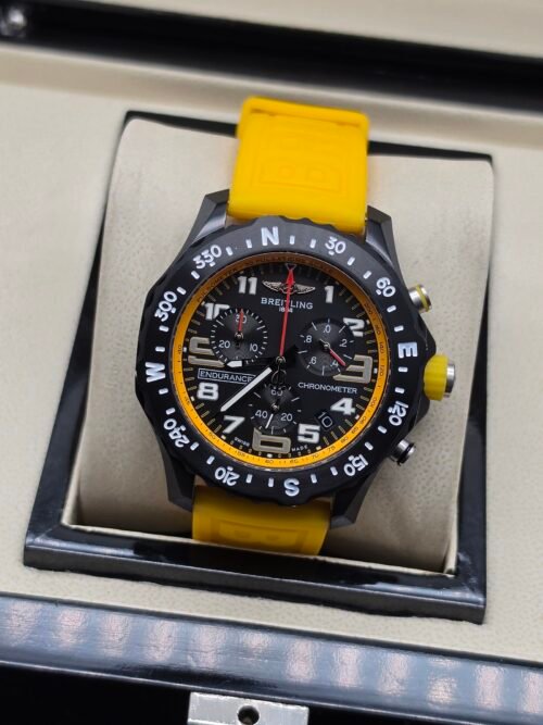 Breitling — cronógrafo negro con aro amarillo y correa amarilla