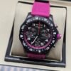 Breitling — cronógrafo negro con aro fucsia y correa fucsia