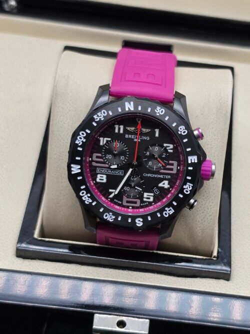 Breitling — cronógrafo negro con aro fucsia y correa fucsia