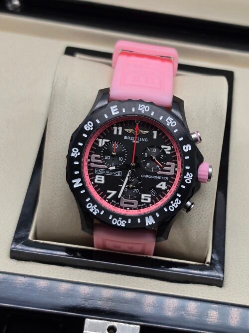 Breitling — cronógrafo negro con aro rosado y correa rosada