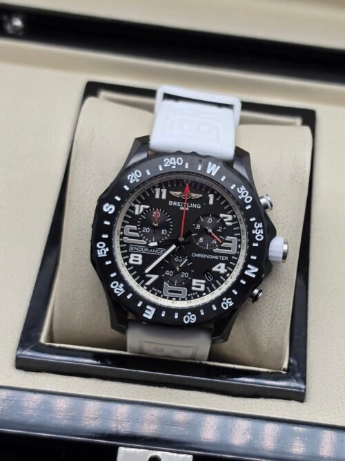 Breitling — cronógrafo negro con aro blanco y correa blanca