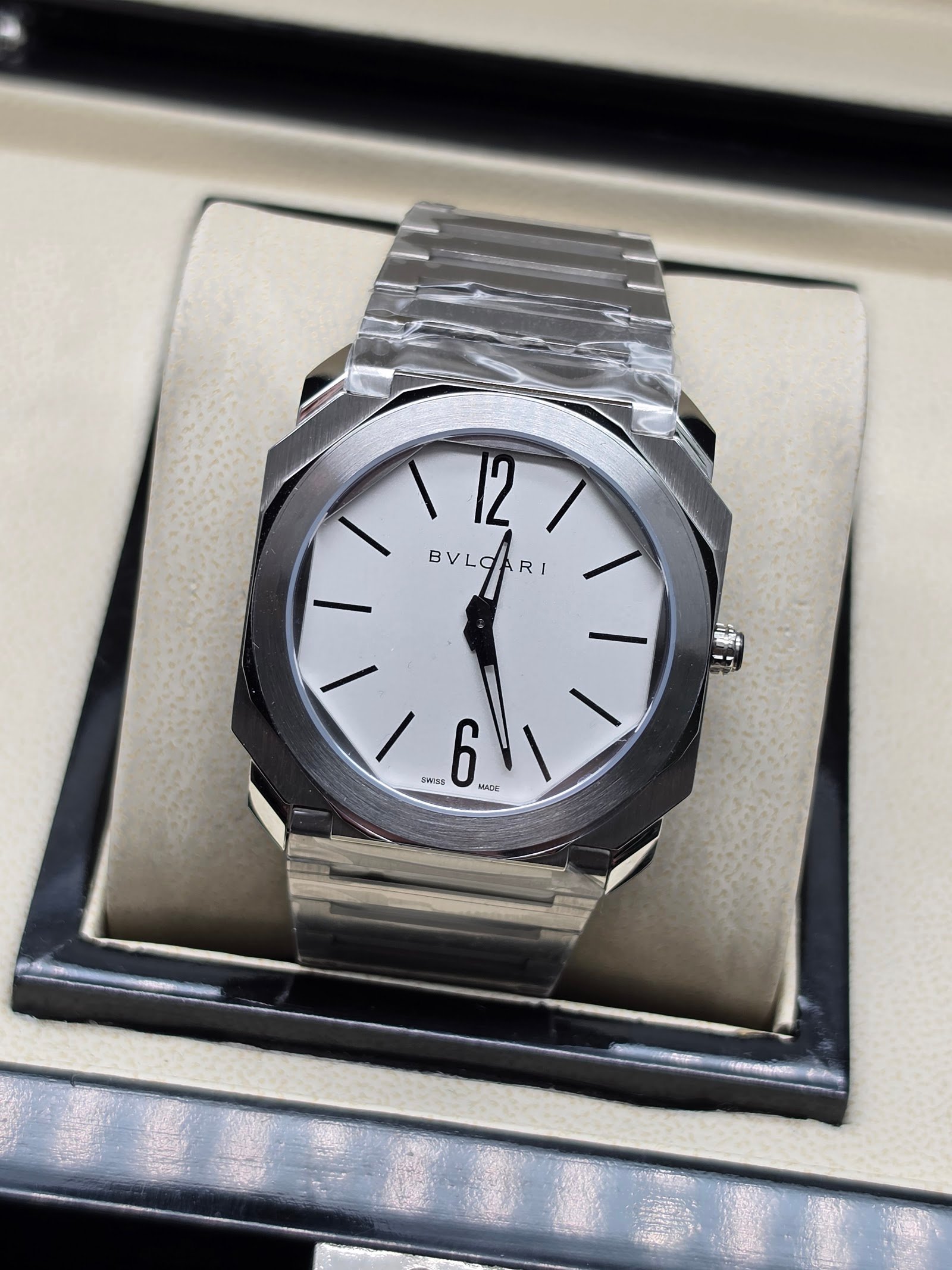 Bvlgari — esfera blanca y brazalete de acero