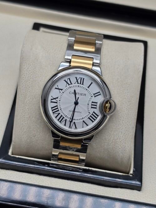 Cartier — caja redonda, esfera blanca con números romanos y brazalete bicolor dorado