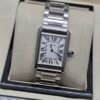 Cartier — caja rectangular de acero, esfera blanca con números romanos y brazalete de acero