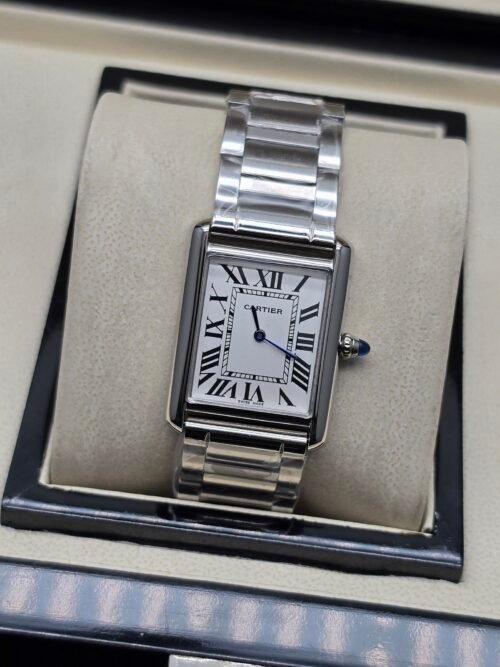 Cartier — caja rectangular de acero, esfera blanca con números romanos y brazalete de acero