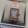Cartier — caja rectangular oro rosa, esfera blanca con números romanos y brazalete oro rosa