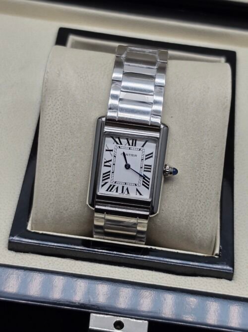 Cartier — caja rectangular pequeña de acero, esfera blanca y brazalete de acero