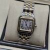 Cartier — caja cuadrada dorada, esfera blanca y brazalete bicolor