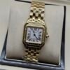 Cartier — caja cuadrada dorada, esfera blanca y brazalete dorado