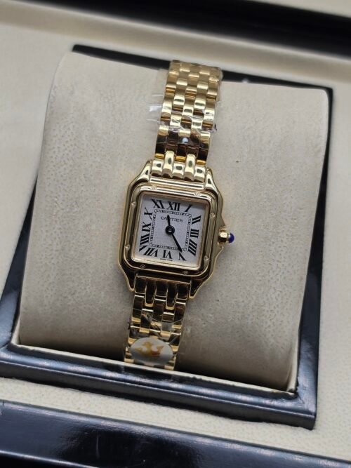 Cartier — caja cuadrada pequeña dorada, esfera blanca y brazalete dorado
