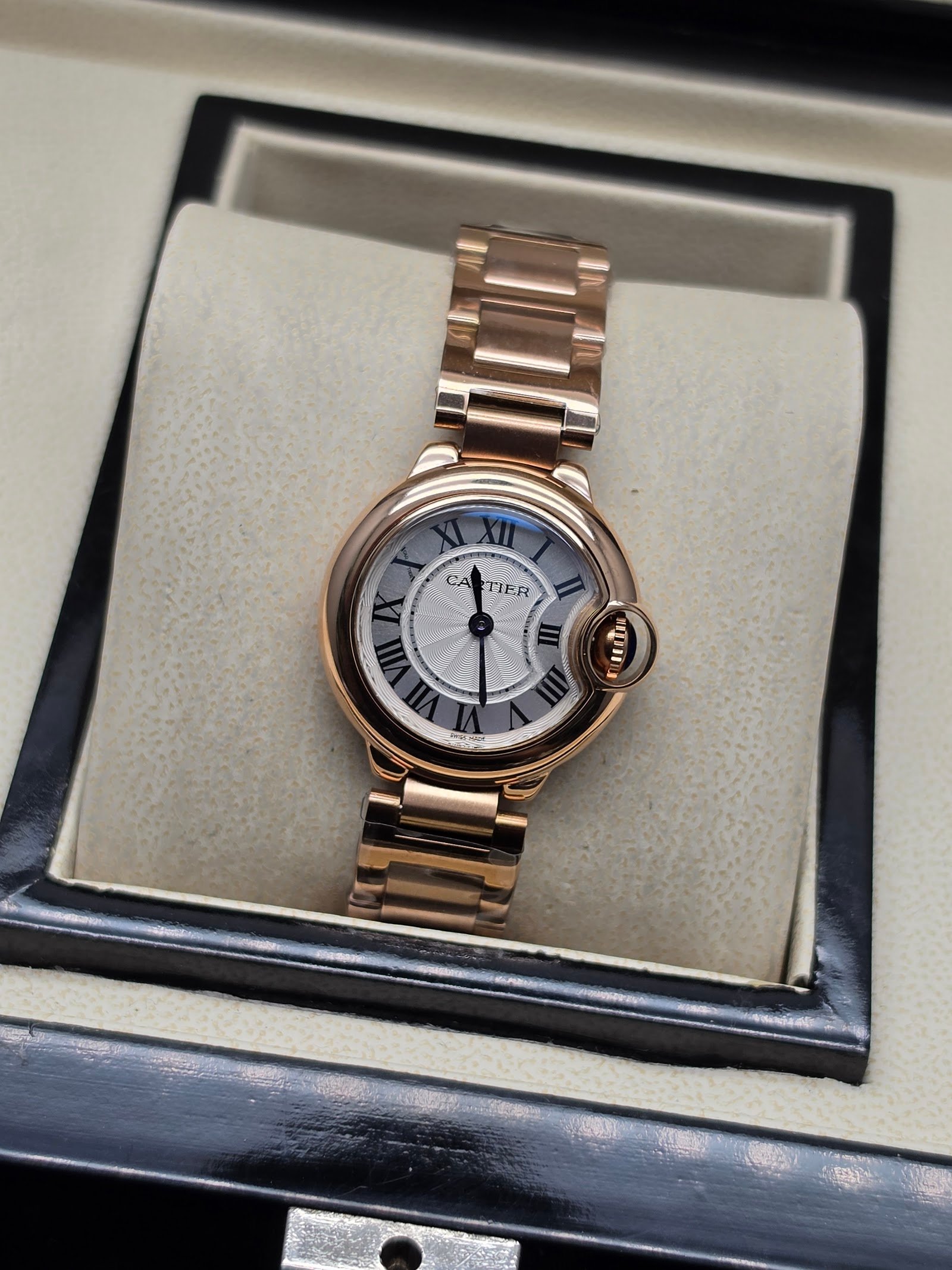 Cartier — caja redonda oro rosa, esfera blanca con números romanos y brazalete oro rosa