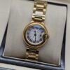 Cartier — caja redonda dorada, esfera blanca con números romanos y brazalete dorado