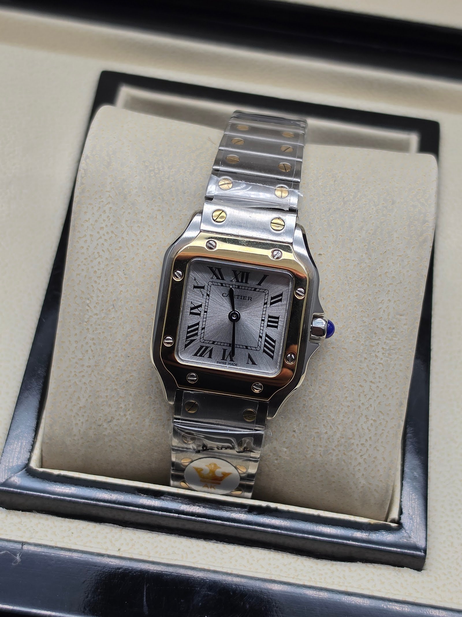 Cartier — caja cuadrada con bisel dorado, esfera blanca y brazalete bicolor