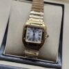 Cartier — caja cuadrada dorada con tornillos, esfera blanca y brazalete dorado