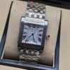 Cartier — caja rectangular de acero, esfera blanca con números romanos y brazalete bicolor