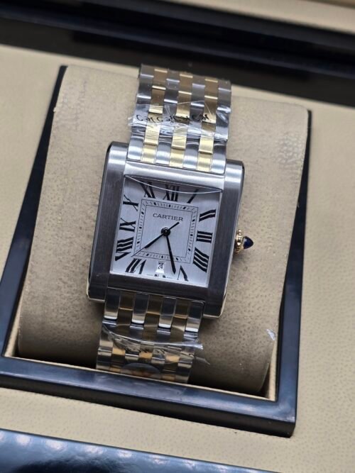 Cartier — caja rectangular de acero, esfera blanca con números romanos y brazalete bicolor