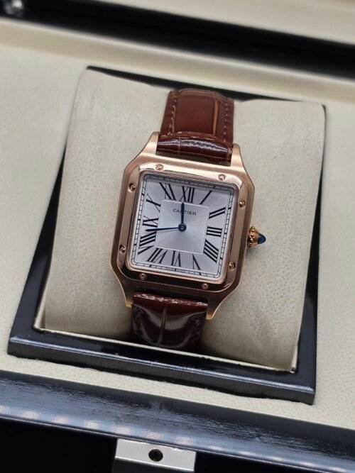 Cartier — caja cuadrada oro rosa, esfera blanca con números romanos y correa de cuero marrón