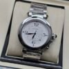 Cartier — caja redonda, esfera blanca con números grandes y brazalete de acero