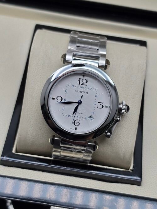 Cartier — caja redonda, esfera blanca con números grandes y brazalete de acero
