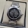 Cartier — caja redonda, esfera gris oscura con números grandes y brazalete de acero