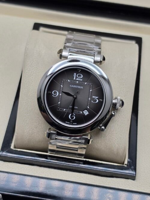 Cartier — caja redonda, esfera gris oscura con números grandes y brazalete de acero