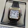 Cartier — caja cuadrada con bisel dorado, esfera blanca y correa de caucho negra
