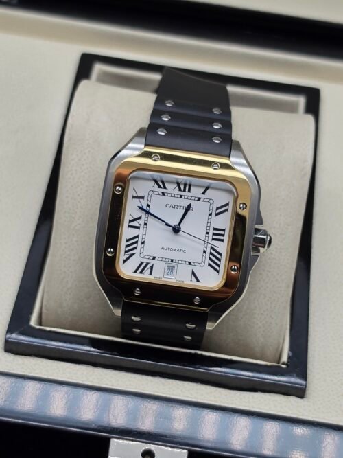 Cartier — caja cuadrada con bisel dorado, esfera blanca y correa de caucho negra