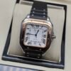 Cartier — caja cuadrada con bisel oro rosa, esfera blanca y correa de caucho negra