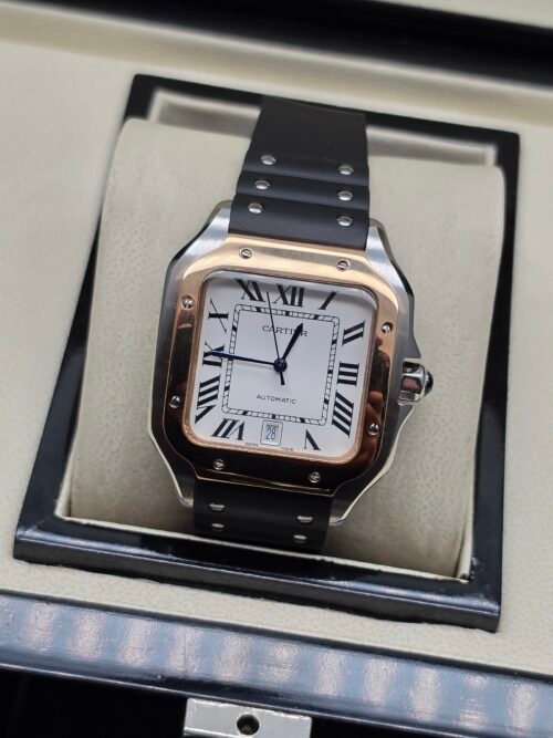 Cartier — caja cuadrada con bisel oro rosa, esfera blanca y correa de caucho negra