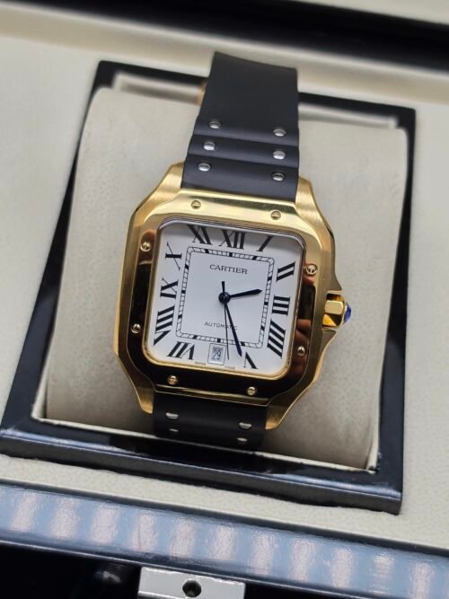 Cartier — caja cuadrada dorada, esfera blanca y correa de caucho negra