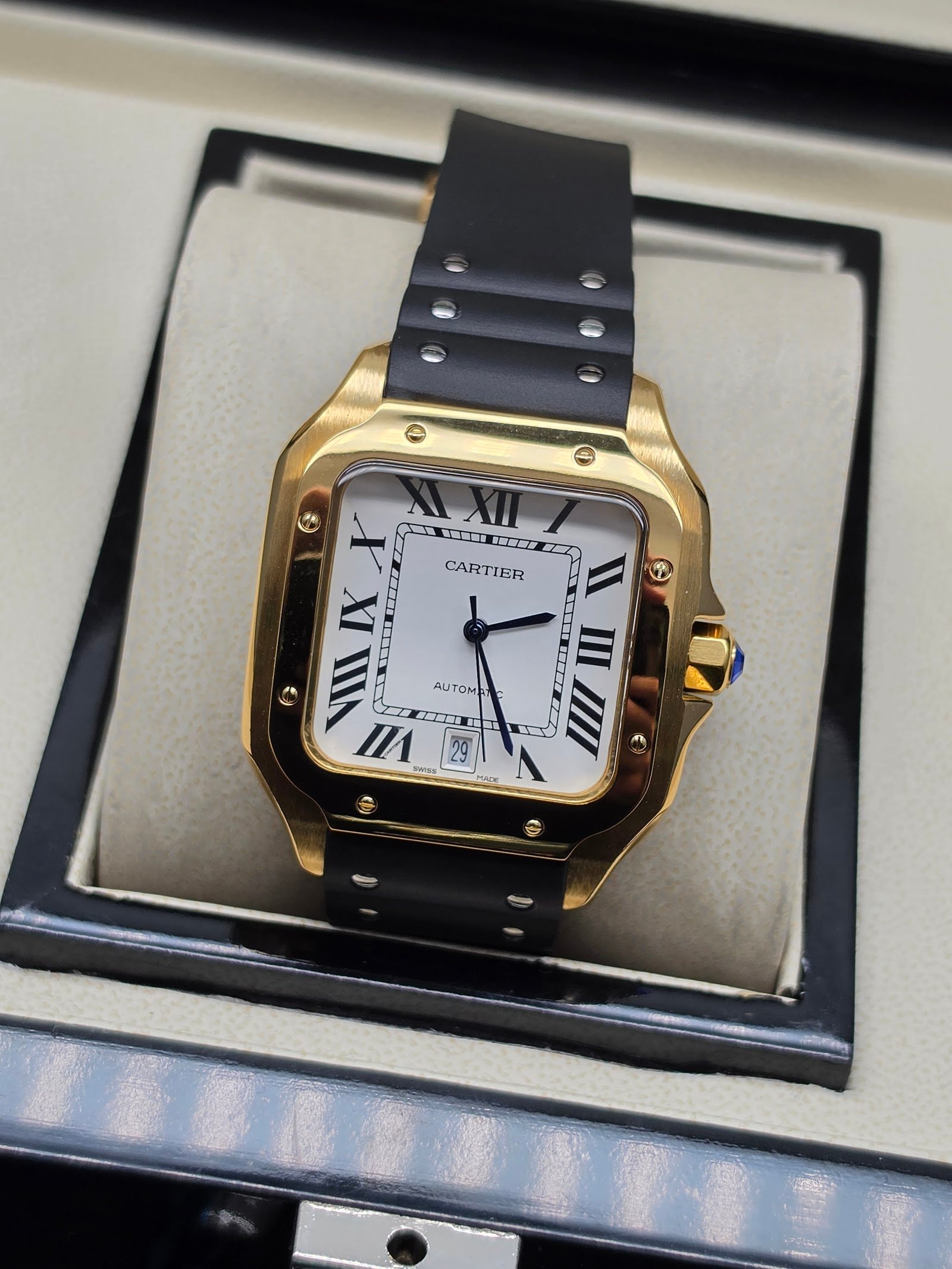 Cartier — caja cuadrada dorada, esfera blanca y correa de caucho negra