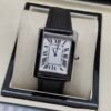 Cartier — caja rectangular de acero, esfera blanca con números romanos y correa de cuero negra