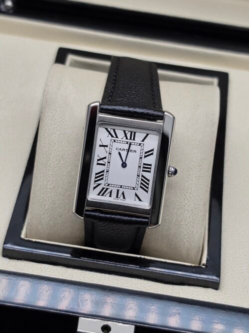 Cartier — caja rectangular de acero, esfera blanca con números romanos y correa de cuero negra